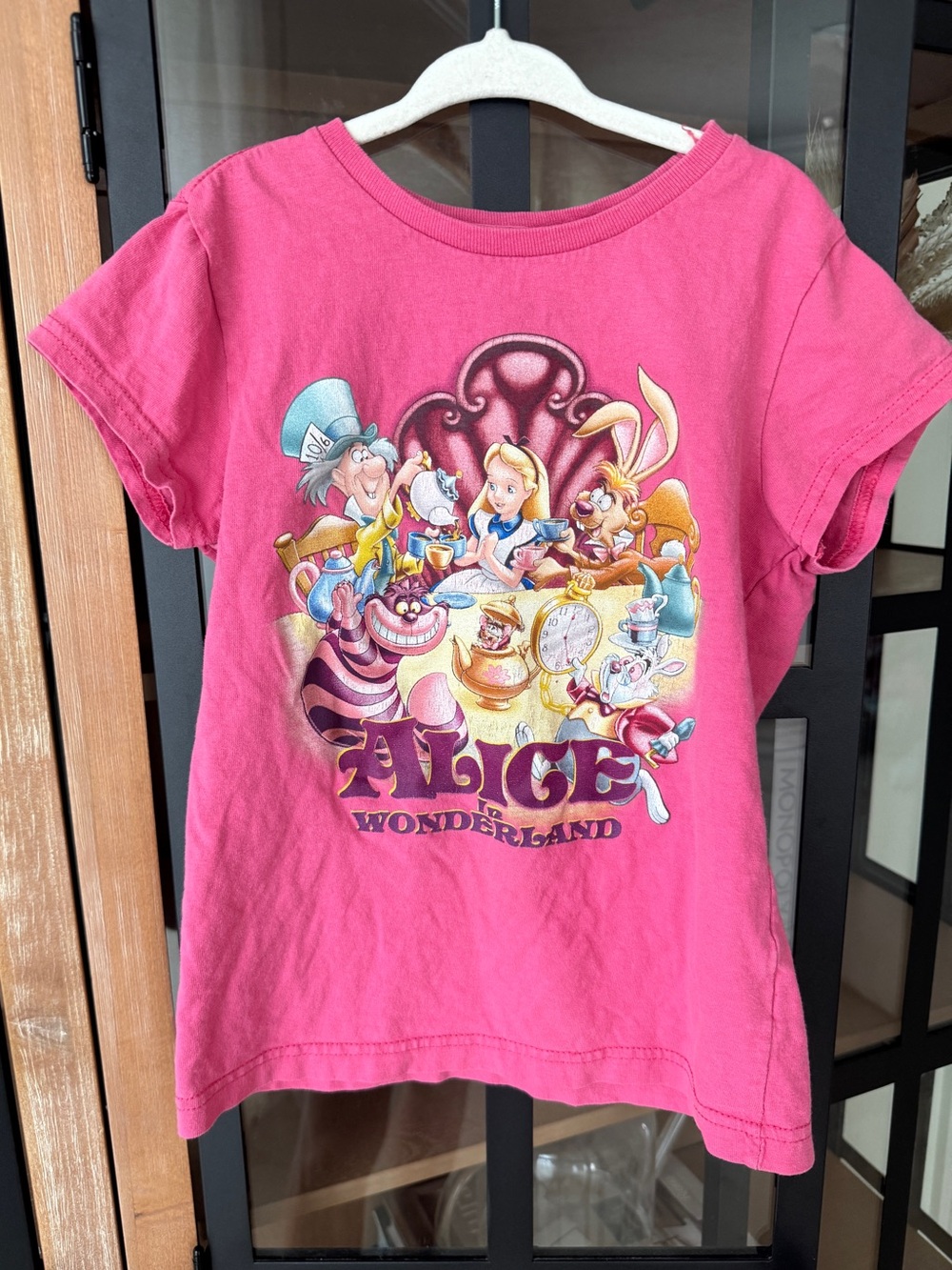 Vintage Disney Store Alice in Wonderland tee graphic mad hatter tea party y2k